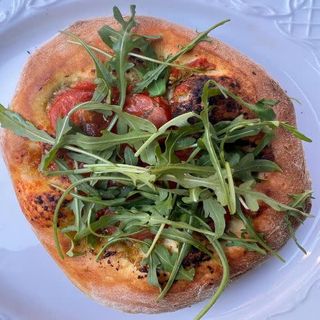 Focaccia pesto verde, tomate, cherry y rúcula