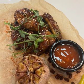 Bbq wings with sweet chili sauce