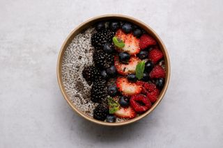 Budincă de chia cu fructe de sezon