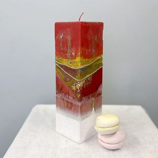 დიზაინერული წითელი სანთელი ოქროთი 7046