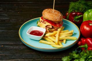 Бургер с курицей донер и фри