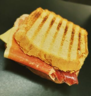 Sándwich de jamón serrano y queso