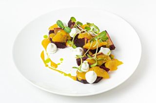 Салат из свеклы, апельсина с творожным сыром под соусом манго-маракуйя