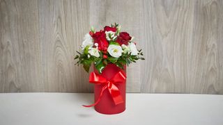 Kutija sa tri crvene ruže