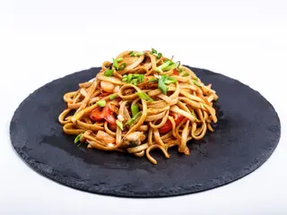 Удон з морепродуктами та овочами (380г)