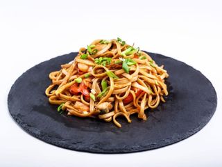 Удон з морепродуктами та овочами у вершковому соусі (350г)