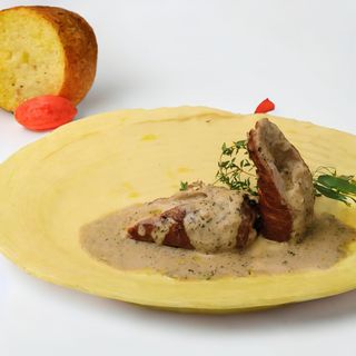 Teleća taljata na pireu od krompira sa rukolom