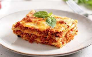 Ración de lasaña bolonyesa