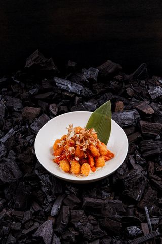 Popcorn din creveți cu cartofi dulci prăjiți și sos chili-mayo