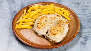 Pileći file sa pomfritom