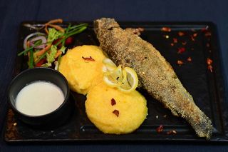 Păstrăv prăjit sau la grătar cu mămăliguţă și usturoi