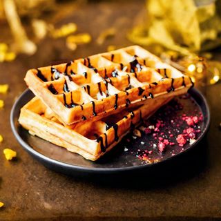 Віденські вафлі з полуничним топінгом (150г)