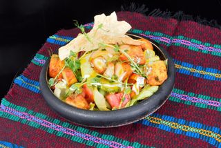 INDYJSKA SAŁATKA Z KURCZAKIEM I SOSEM MANGO 