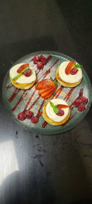 Cheese pie with berries and sour cream