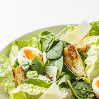 Фірмовий листовий салат з трюфельно-гірчичним дресінгом, пармезаном та крутонами 