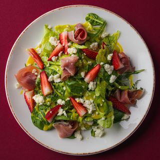 Салат з хамоном та полуницею