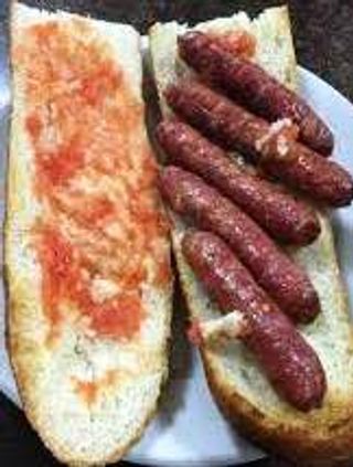 Bocadillo salchichas país