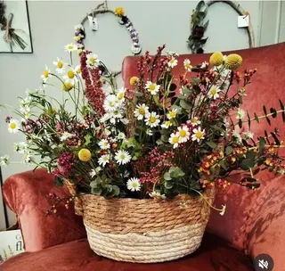 Composizione con cesto di fiori freschi 1