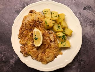 Sznycel z polędwiczki wieprzowej z jajkiem sadzonym