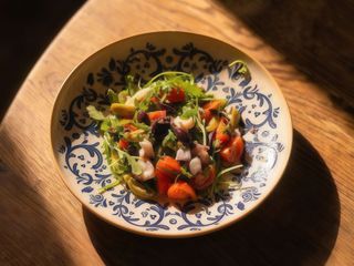 Салат з восьминогом, каперсами, грецькими оливками та чері (180г)