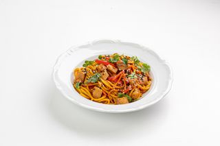 Лапша с овощами и курицей 
