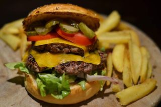 Hamburguesa casera clásica con queso +  patatas fritas