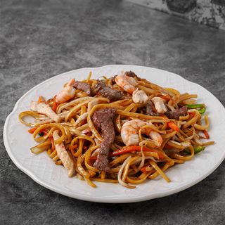 Tallarines Fritos Con Tres Delicias