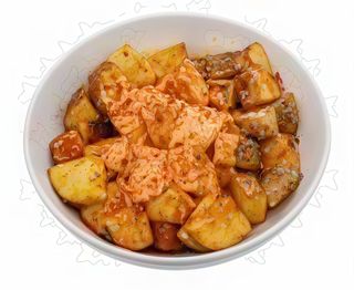 Patatas bravas artesanales con salsa de la casa