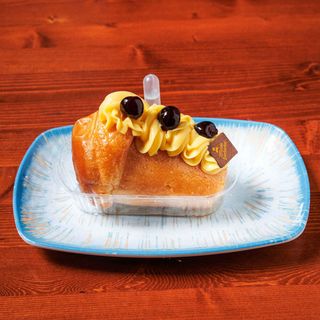 Babà napoletano al rum, crema e amarena