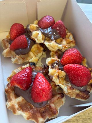 Waffles com chocolate e Fruta