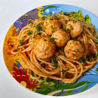 Спагеті у томатному соусі з рибними тефтельками (210г)