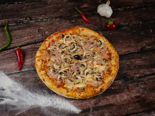 Pizza Capricciosa + Coca-Cola