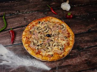 Pizza Capricciosa + Coca-Cola