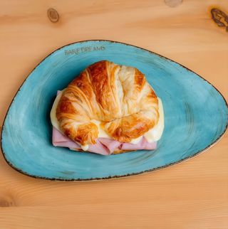 Croissant de jamón y queso