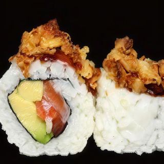 55. Uramaki De Cangrejo, Aguacate Y Cebolla Frita