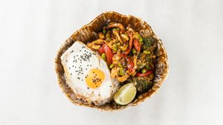 Pad Kra Pao piletina