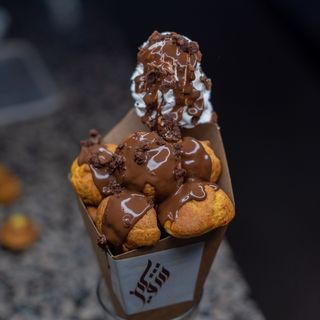 Pyramide de choux chocolat noir 