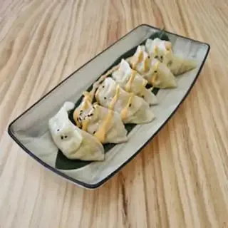 Gyozas Fritas de Pollo con Mahonesa Kimchi y Cebolla Frita (5u)