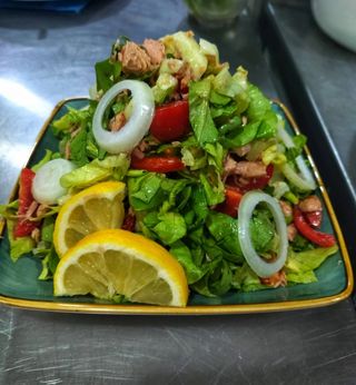 Tuna salata porcija 400 gr