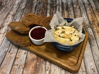 Запечений сир камамбер 