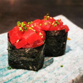 Gunkan Atún Rojo (2 Pzs.)