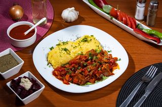 Gulaș de văcuță cu mămăliguță