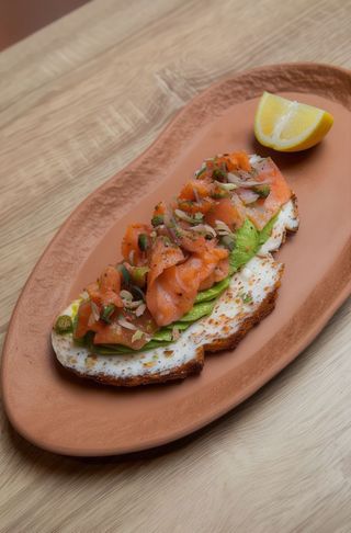 Tostada de salmón ahumado con aguacate