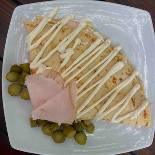 Palačinka sa čurećim prsima i prilogom