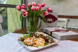 Салата с козе сирене (300г)