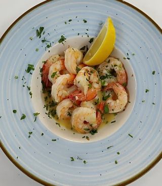 Creveti in sos de vin cu usturoi