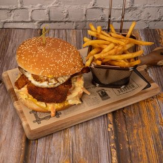 БУРГЕР С ХРУПКАВО ПИЛЕ /400 гр./