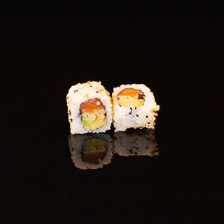 114. Uramaki Salmón Y Tempura (8 Uds.)