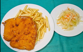 Kotlet schabowy z frytkami i surówką