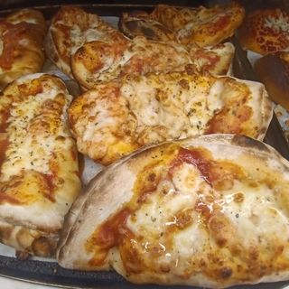 Calzone pizza prosciutto mozzarella e salsa di pomodoro 